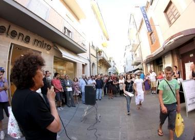 <b>PROTESTA. </b>Due immagini delliniziativa per il Centrale In basso, il regista Paolo Benvenuti   