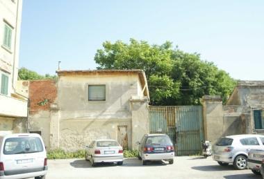 Larea dove sorger&agrave; il complesso Borgo a mare vista da piazza Mazzini 