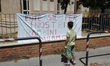 Lo striscione di protesta dei genitori appeso alla scuola di Madonna dei Braccini  