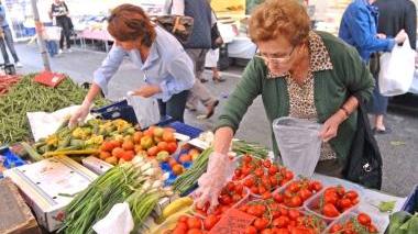 <b>FRUTTIVENDOLO.</b> Due donne scelgono la frutta e la verdura