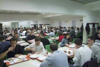Studenti pranzano alla mensa universitaria