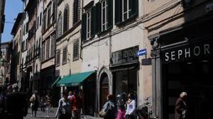 Attenzione all'anziana che ruba i soldi in città