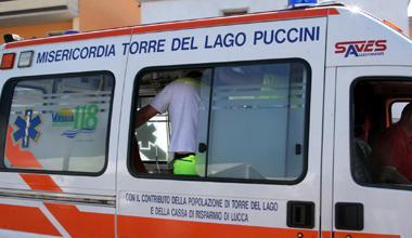 Torre del Lago, un altro assalto all'ambulanza intervenuta per soccorrere un ragazzo
