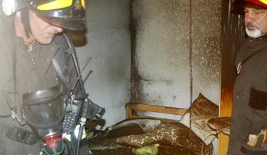 Scoppia la tv, rogo devasta una casa