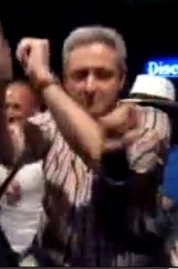 Sindaco a braccia alzate sulle note degli U2