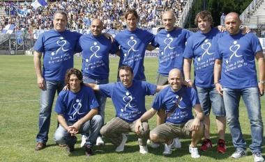 Foto di gruppo per i tanti ex che hanno aderito all'iniziativa benefica «Prato dà un ...
