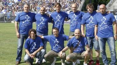 Foto di gruppo per i tanti ex che hanno aderito all'iniziativa benefica «Prato dà un ...