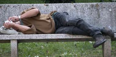 <b>CLOCHARD.</b> Su una panchina un uomo senza fissa dimora 