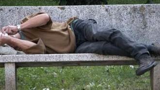<b>CLOCHARD.</b> Su una panchina un uomo senza fissa dimora