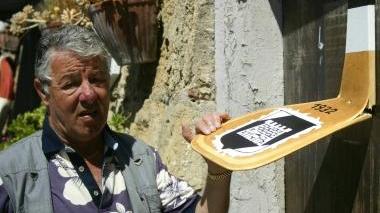 Sopra il dirigente della cantina dell’Antignano Bruno Mengheri mostra lo stemma divelto In alto i cocci i vasi rotti