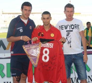 <b>NUMERO 8.</b> La maglia di Dionisi con tutti gli autografi consegnata a Michele DOriano (al centro) Al suo fianco ci sono Salviato e Belingheri   