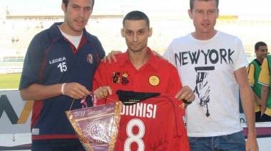 <b>NUMERO 8.</b> La maglia di Dionisi con tutti gli autografi consegnata a Michele D’Oriano (al centro) Al suo fianco ci sono Salviato e Belingheri