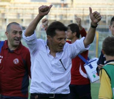 <b>OKAY.</b> Walter Novellino saluta la tribuna a fine partita 
