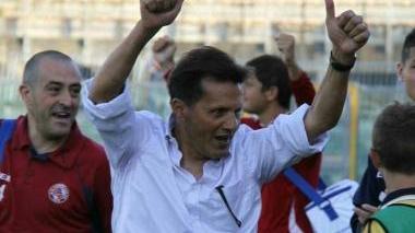 <b>OKAY.</b> Walter Novellino saluta la tribuna a fine partita