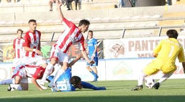 Federico Laurito cade in area dopo un contatto con Zanchi (a terra): larbitro Giancola non accorda il rigore 