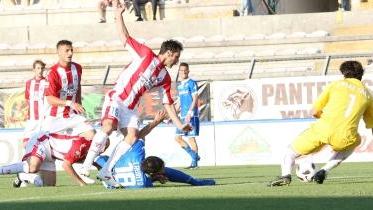 Federico Laurito cade in area dopo un contatto con Zanchi (a terra): l’arbitro Giancola non accorda il rigore