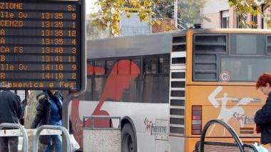Un bus della Tiemme al terminal di via Leonardo da Vinci
