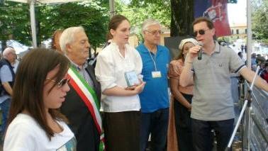 La premiazione della sfilata e, sotto, i contradaioli