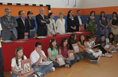 Il questore assieme a insegnanti e ragazzi 