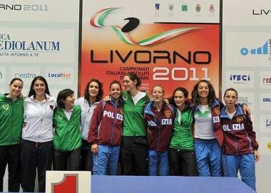 <b>STELLE. </b> Il gruppone delle fiorettiste sul podio e a destra Marco Ciari esulta dopo un assalto vincente           