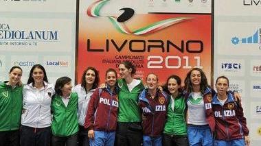 <b>STELLE. </b> Il gruppone delle fiorettiste sul podio e a destra Marco Ciari esulta dopo un assalto vincente
