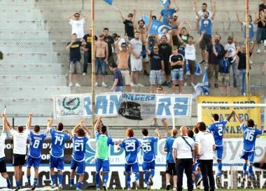 Il saluto degli azzurri ai tifosi che hanno seguito la squadra anche nella trasferta di ieri allo stadio Menti 