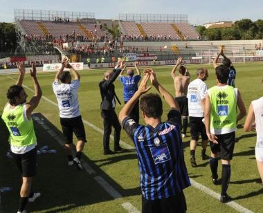 <b>APPLAUSI</b> I giocatori dellAtalanta salutano il pubblico biancorosso in curva nord         