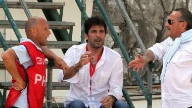 Gigi Buffon ha sofferto a bordo campo