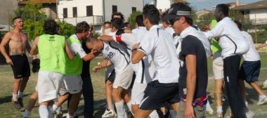 Alla fine del match scoppia la festa: il Ponsacco resta in serie D, grazie alle reti di Scalzo e di Menicucci I giocatori e lo staff tecnico esultano coi tifosi che hanno sfidato il caldo per incitare la propria squadra 
