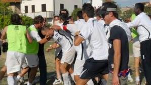 Alla fine del match scoppia la festa: il Ponsacco resta in serie D, grazie alle reti di Scalzo e di Menicucci I giocatori e lo staff tecnico esultano coi tifosi che hanno sfidato il caldo per incitare la propria squadra