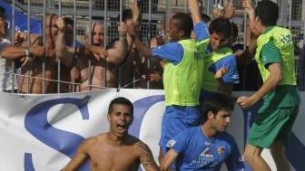 La gioia dei biancazzurri sotto la curva degli ultras, in prima fila Schenetti e Gori
