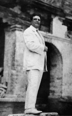 In alto: Mascagni e un allestimento anni&nbsp;60 a Livorno. A sinistra: Isabeau alla Scala 