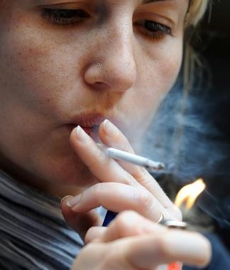 Fra i pi&ugrave; giovani cresce labitudine della sigaretta 