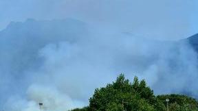 <b>FUOCO A DUE PASSI DAL MARE.</b> Due immagini dell’incendio scoppiato ieri a Forte dei Marmi