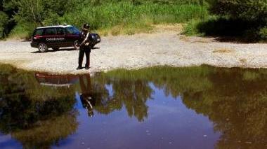 Il fiume nella zona delle basse, a Montescudaio e una bottiglia di acqua (foto di Anna Maria Bondani)