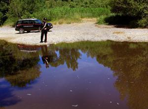 Il fiume Cecina diventa viola-nero. Allarme inquinamento