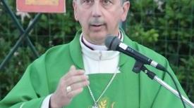 Il vescovo di Livorno Simone Giusti e una immagine della assemblea generale della Cei a cui ha partecipato di recente