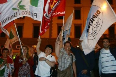 Piazza della Repubblica, in festa i militanti di centrosinistra e Fds 
