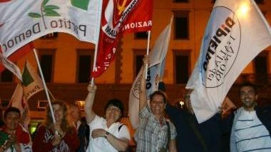 Piazza della Repubblica, in festa i militanti di centrosinistra e Fds