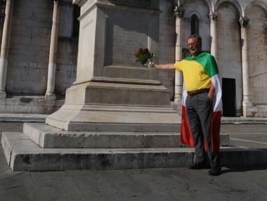 Sereni con i fiori ai piedi della statua di Burlamacchi in piazza S. Michele      