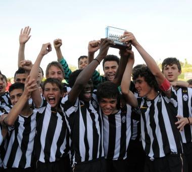La festa dei baby della Juve per la vittoria al Martinelli 