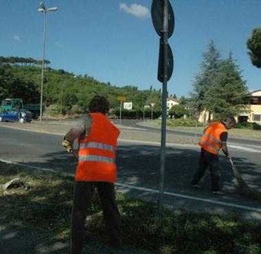 Due volontari delliniziativa PuliAmo San Miniato   