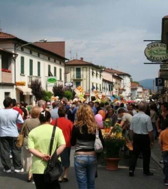 Folla nel centro commerciale di Fornaci    