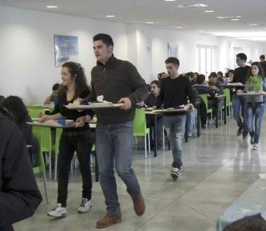 Studenti in una mensa universitaria  