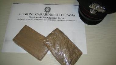 I due pacchetti di droga ritrovati