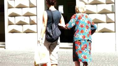 Volontaria aiuta una anziana
