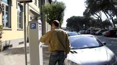 <b>A PAGAMENTO.</b> Un parcometro a Forte dei Marmi