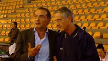 Il presidente Rodolfo Cavallo e il coach Mirco Diamanti; sopra Courtney Willis a canestro (Vip) 