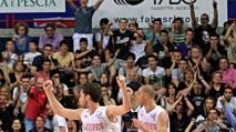 L’esultanza di Strozzalupi e Niccolai al termine della prima sfida di finale con la Meridien vinta nettamente dai rossoblù montecatinesi che domani sera proveranno a sfruttare il match ball