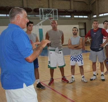 Mario Bini durante un allenamento con i giocatori del Prato 